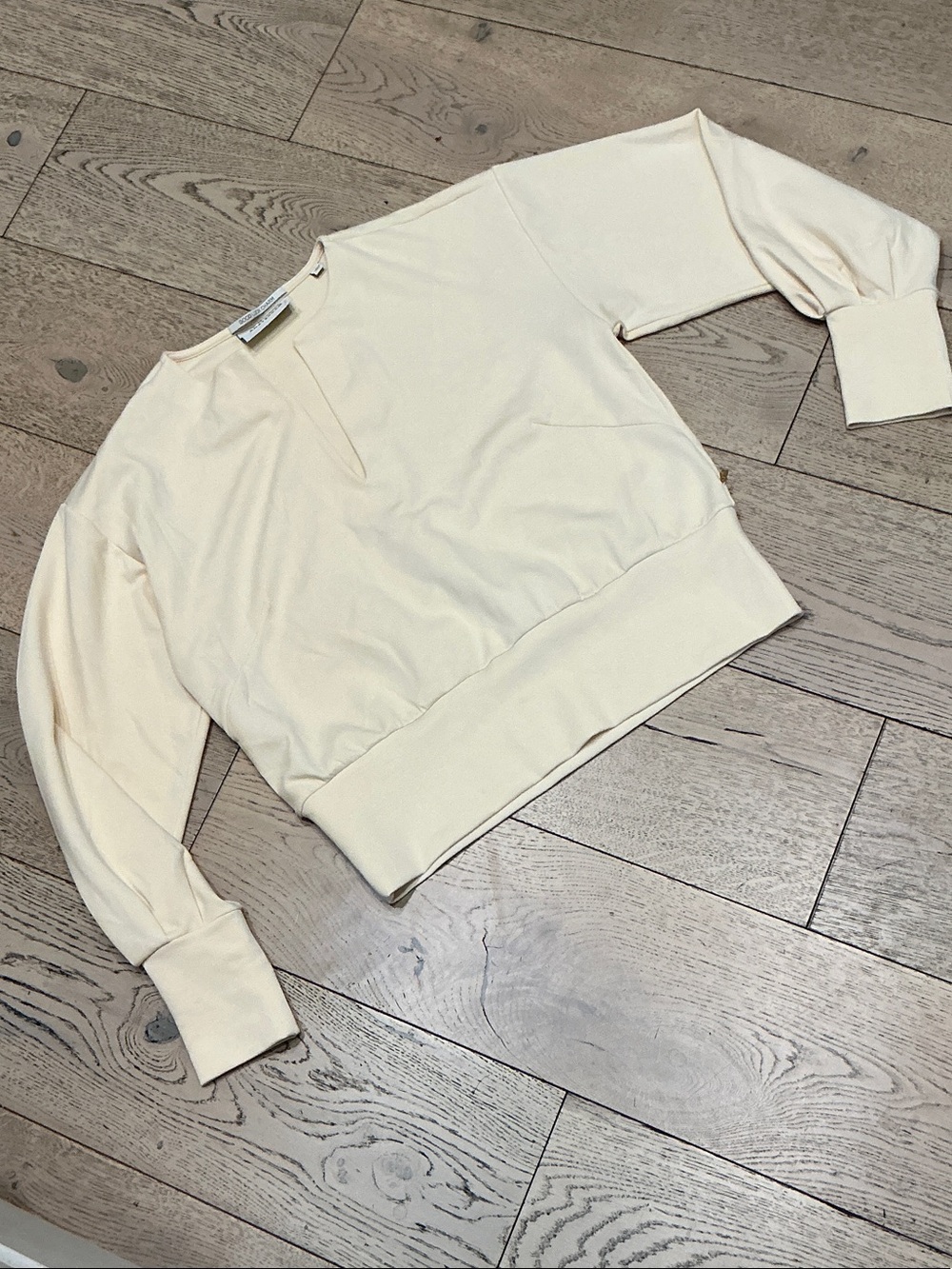 Woman’s Scotch and Soda cream pull over top. Medium. V neck. Long sleeves. Cute!